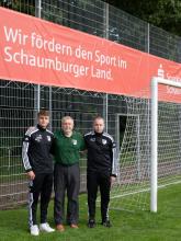 Projektbeauftragter und Mentor Wolfgang Keusch mit Bastian Evers (li) und Tim-Niklas Meier