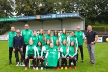 Die C-Juniorinnen mit ihren Trainern und den Sponsoren von Emidio Hair und ProSure