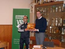 Überreichung Fairplay-Pokal stellvertretend für die U-19 an Eser Altikulac durch Vorsitzenden Stephan Brandt
