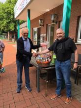 Wolfgang Keusch überreicht im Namen der VfL Oldies in der Fußballabtzeilung dem Geburtstagskind Karl-Heinz Drinkuth einen Präsentkorb