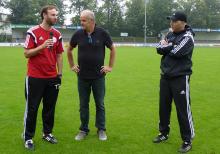 Jörg Bressem mit VfL-Trainer Nottebrock und Germania Co-Trainer Opolka nach dem Spiel im Interview