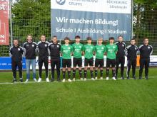 Foto v.li.n.r.: Betreuer Eser Altikulac,Co-Trainer Tim Buchwald, Trainer Steffen Führing Co-Tainer Pascal Könemann, Linus Strauchmann, Dustin Marx, Jamie Hese, Moritz Dierks und Elia Lohmann, Co-Trainer Michael Evers, Betreuer Benedikt Bigalke und Trainer Kim Neubert