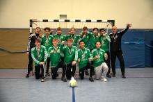 U-17 des VfL mit 3.Platz bei Norddeutschen Futsal Meisterschaft; O.l.n.r.: Nico Landfester (Trainer), Cristiano Möller, Neil Haren, Nick Watermann, Bjarne Bartke, Eldion Krasniqi, Emad Al Saleh, Olaf Seifert (Trainer), U.l.n.r.: Lennon Hokamp, Johannes Koch, Marlon Lange, Vlas Beskorovainyi, Malik Bilimli