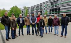 VfL-Besucher vorm Nachwuchsleistungszentrum von Hannover 96