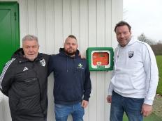 v.r.n.l.:Stephan Brandt mit Alex Böhning u. Wolfgang Keusch vor dem neuen Defibrillator in der Kornmasch
