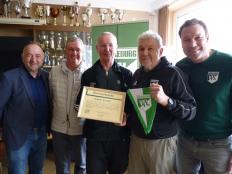 Verabschiedung Hubert Knodel v.li.n.r.:  A.P. Schöniger (Sportausschußvorsitzender),  U. Völkening (Vizepräsident VfL), H. Knodel, W. Keusch (Projekte VfL) u. S. Brandt (Vorsitzender VfL-Fußball)