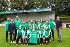 Die C-Juniorinnen mit ihren Trainern und den Sponsoren von Emidio Hair und ProSure