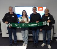 v.l.n.r.: Wolfgang Keusch(Projekte VfL), Lilan Abdo(Industriekauffrau EMB), Dieter Meier(Geschäftsführer EMB), Wilfried Rösch(Medien VfL)