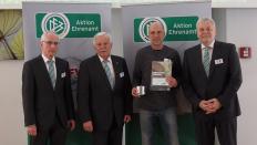 Ehrung Falko Rohrbachs als Schaumburgs "DFB-Ehrenamtspreisträger 2016" durch NFV 
