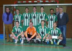 Der Turniersieger des EMB-Cups 2013: VfL Bückeburg I mit Präsident M.Brandt, EMB-Cup Sponsor D. Meyer und dem Sportlichen Leiter Seniorenfußball H.Hansen