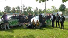 U-19 des VfL mit Trainern und Team der LVM bei der Überreichung der Hoodies