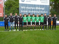 Foto v.li.n.r.: Betreuer Eser Altikulac,Co-Trainer Tim Buchwald, Trainer Steffen Führing Co-Tainer Pascal Könemann, Linus Strauchmann, Dustin Marx, Jamie Hese, Moritz Dierks und Elia Lohmann, Co-Trainer Michael Evers, Betreuer Benedikt Bigalke und Trainer Kim Neubert