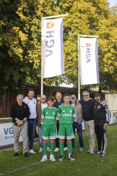 Gemeinsames Foto Vertreter Fußballabteilung mit VGH-Vertrern und Jugendlichen im Outfit der VGH