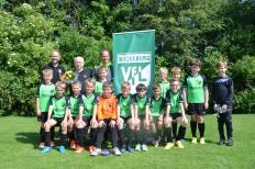  E2- Mannschaft des VfL Bückeburg mit (hinten v.l.n.r) Jugendleiter Falko Rohrbach, Thorwald Hey und Co-Trainer Thomas Bormann 