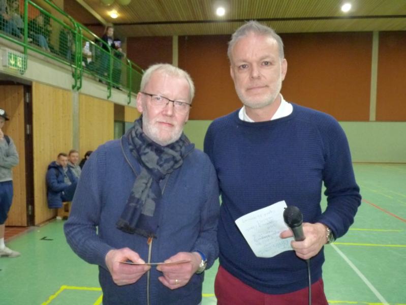 "Küchenchef`" Rolf Brandt bei der Ehrung durch VfL-Präsident Martin Brandt