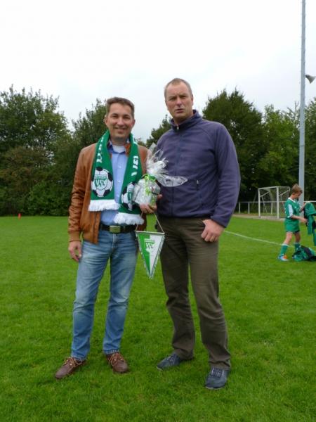 Trainer Christian Schubert bei der Übergabe des "Dankeschönpakets" an Herrn Struckmann