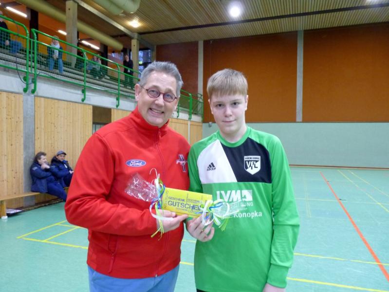 VGH-Vertreter Marco Krey ehrt Bennet Brandt vom VfL II zum besten Torwart